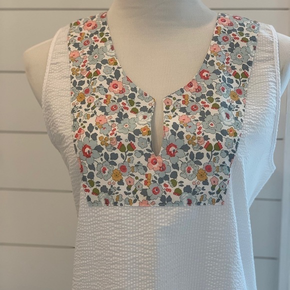 Petite Peony Dress NWT White Seersucker Shift Sleeveless Floral Trim Size 10 - Picture 5 of 16